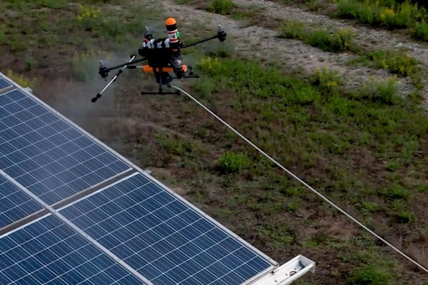 Drone panneaux solaires nettoyage